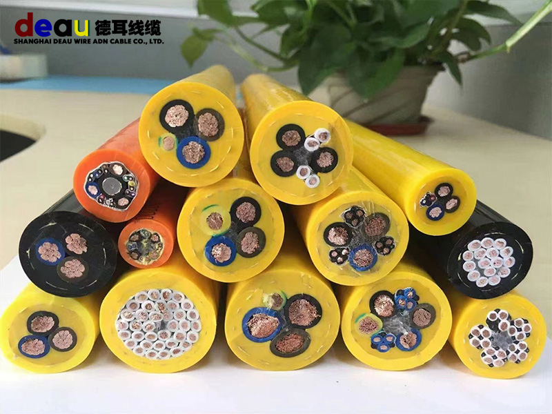 聚氨酯卷筒电缆、抗拉卷筒电缆电缆应用：港口机械，盾构机，斗轮机，取料机，堆料机，挖掘设备，大坝升降闸门及各类重型移动设备的电机驱动卷筒、弹簧控制卷筒、起升系统适合干燥或潮湿的室内或户外，可运用于高机械应力并具有拉伸和扭转应力的应用场合
